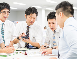 風通しの良い環境での仕事風景写真